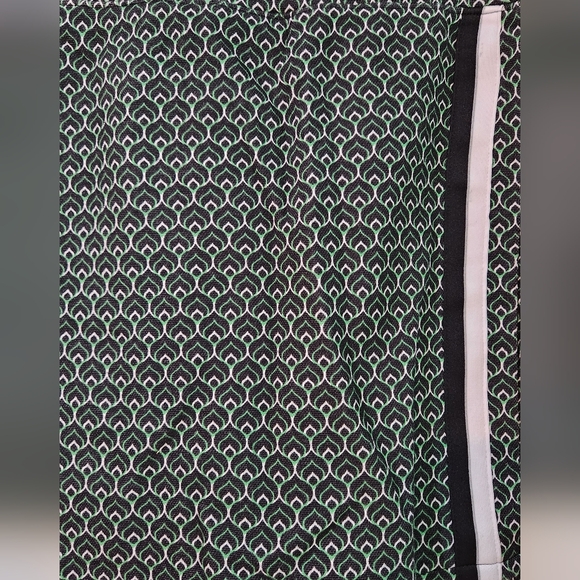 Women's Talbots Green, Black And White Design Skort, Size Large - Picture 3 of 9